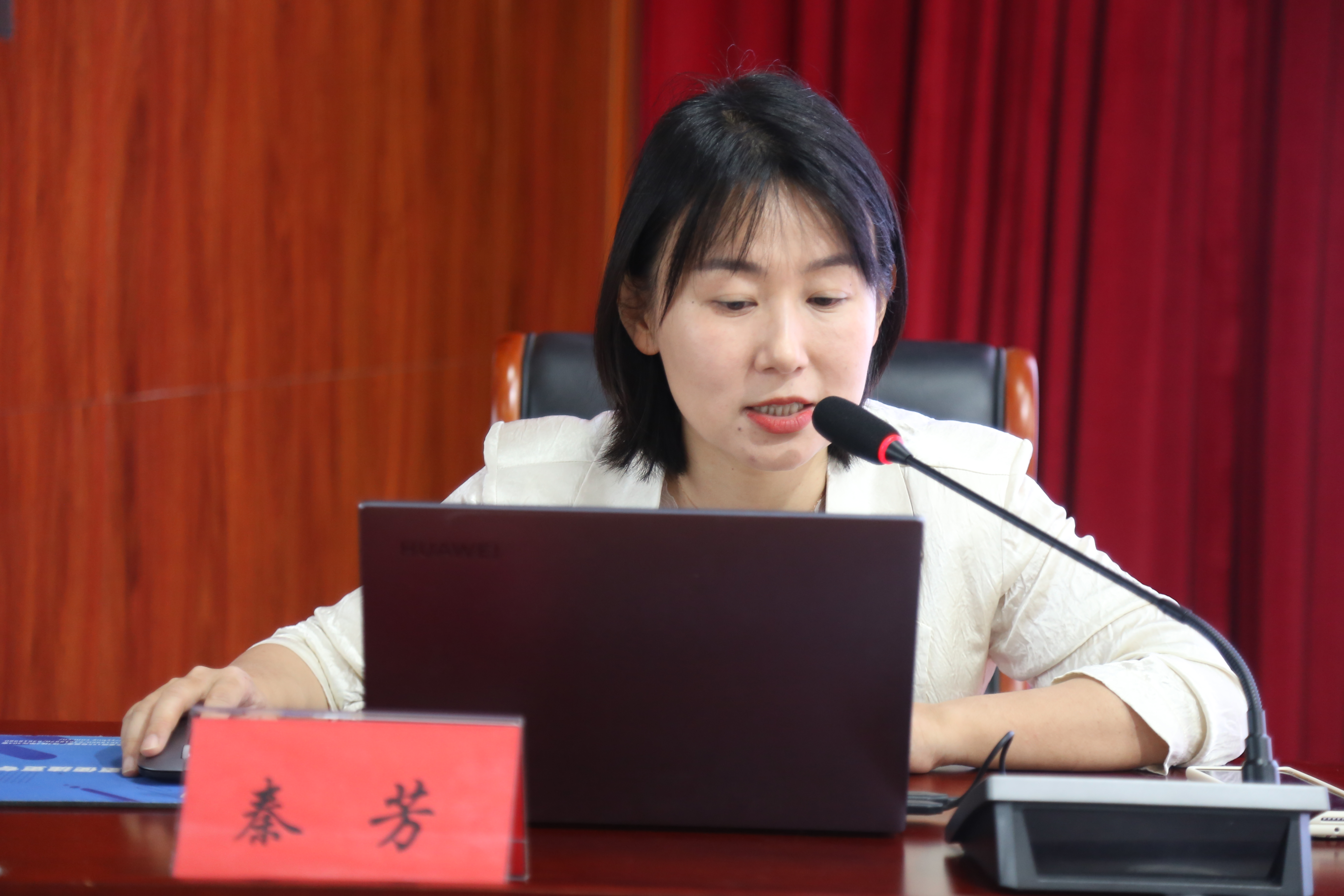 秦芳作題為《為奮進(jìn)新征程提供堅(jiān)強(qiáng)紀(jì)律保障》的宣講報告2.JPG 秦芳作題為《為奮進(jìn)新征程提供堅(jiān)強(qiáng)紀(jì)律保障》的宣講報告2.JPG