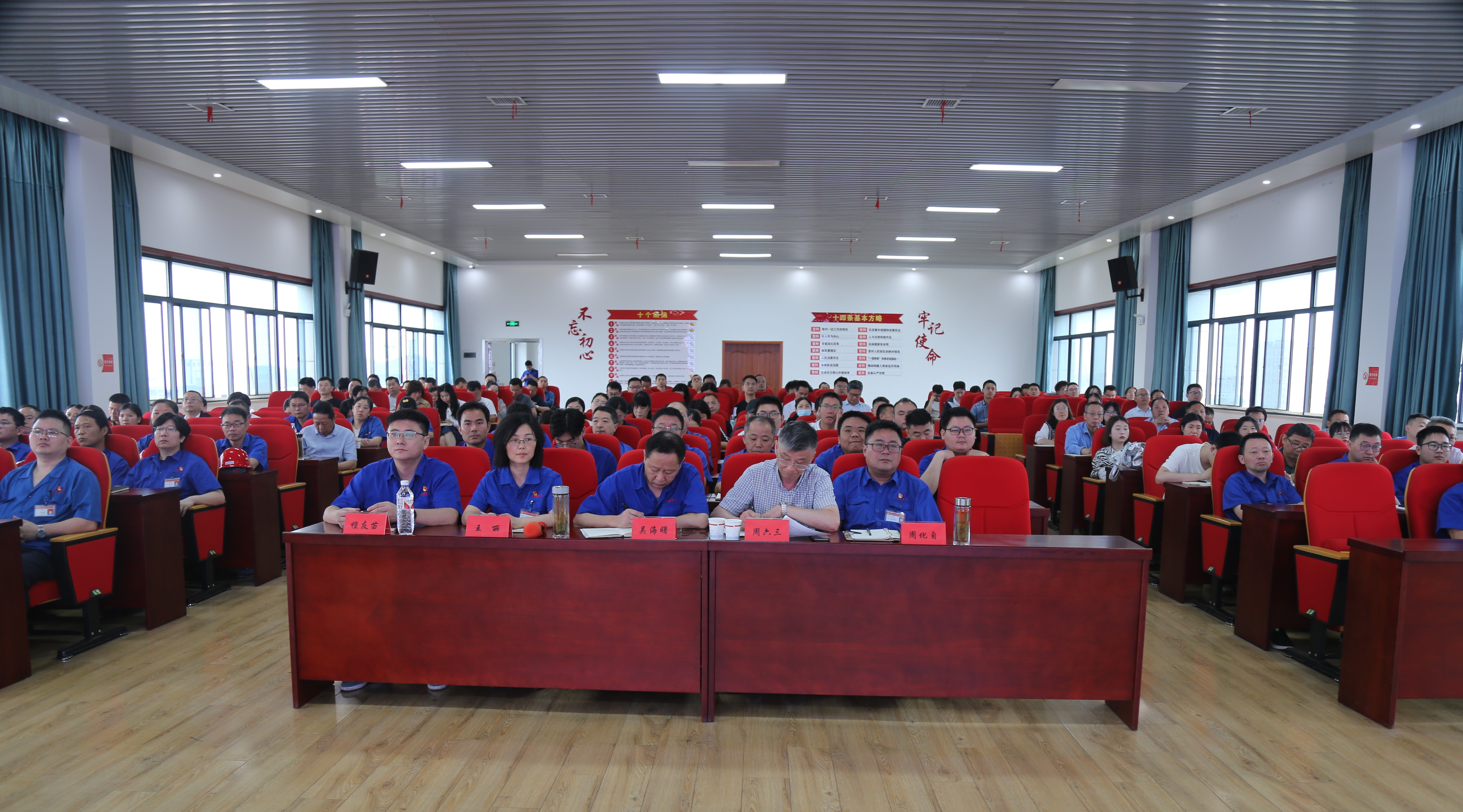 全體黨員干部認(rèn)真聆聽宣講.JPG 全體黨員干部認(rèn)真聆聽宣講.JPG
