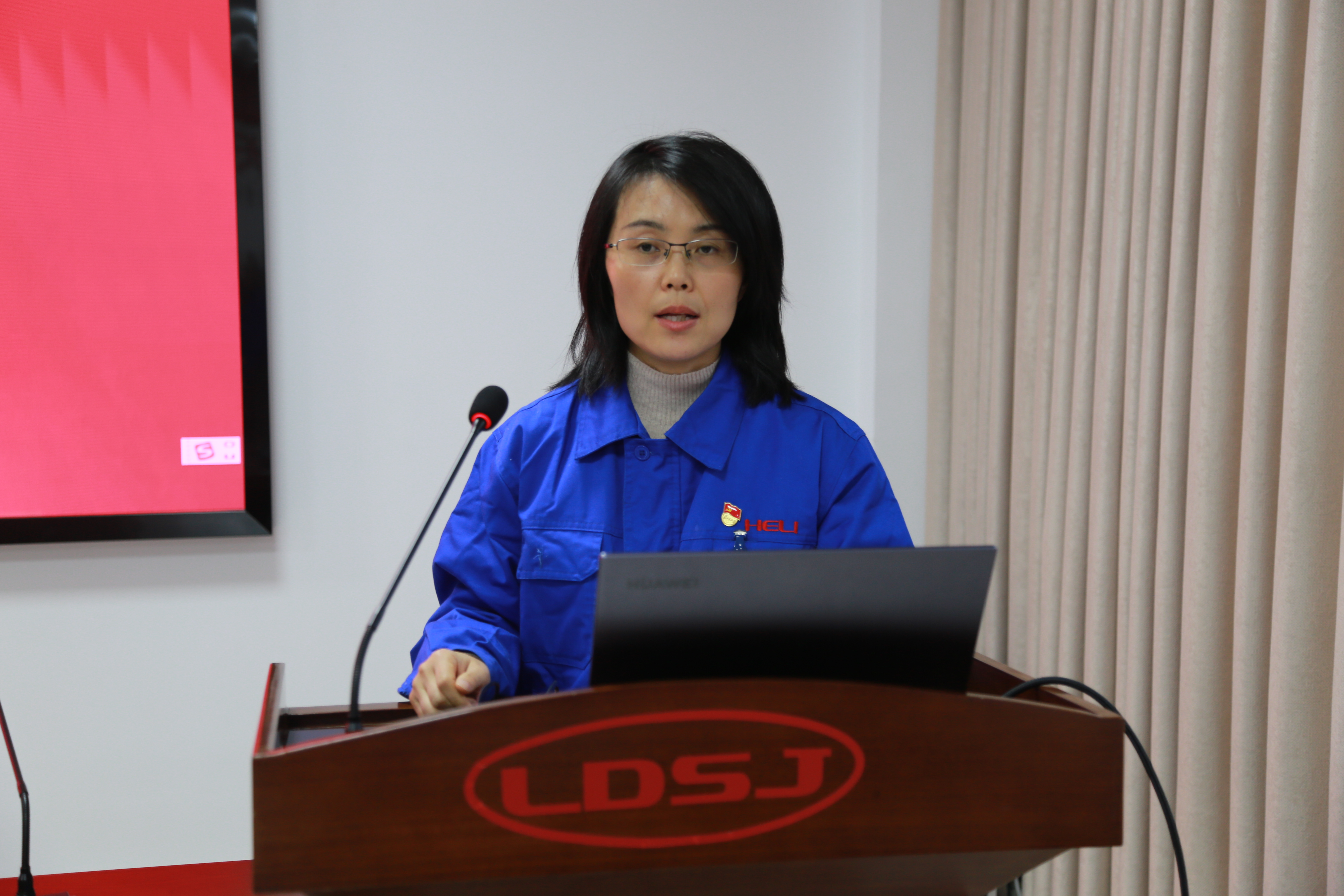 2.公司黨委副書記、紀(jì)委書記王麗主持會(huì)議.JPG 2.公司黨委副書記、紀(jì)委書記王麗主持會(huì)議.JPG