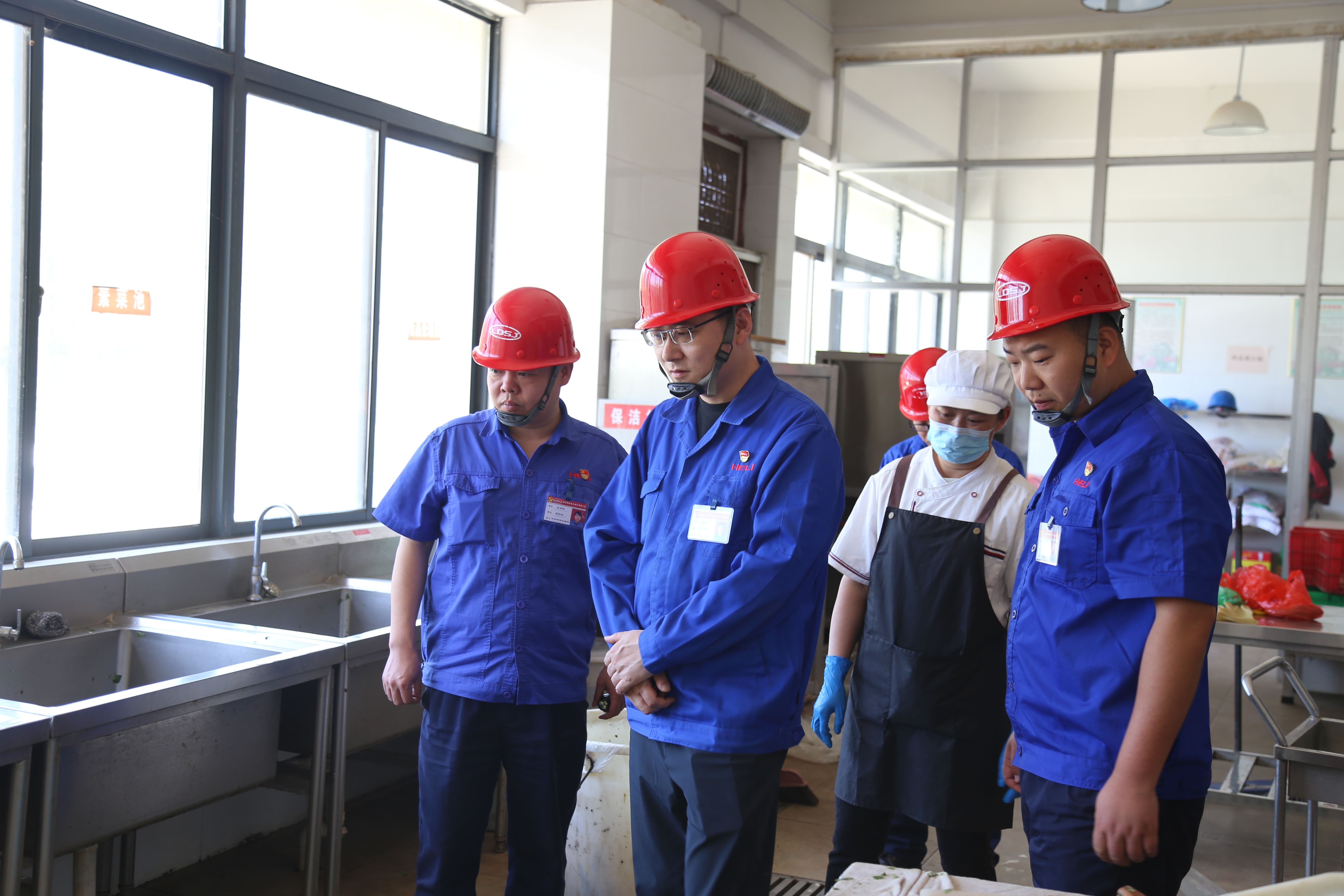 公司副總經理檀友苗帶隊檢查安全.JPG 公司副總經理檀友苗帶隊檢查安全.JPG