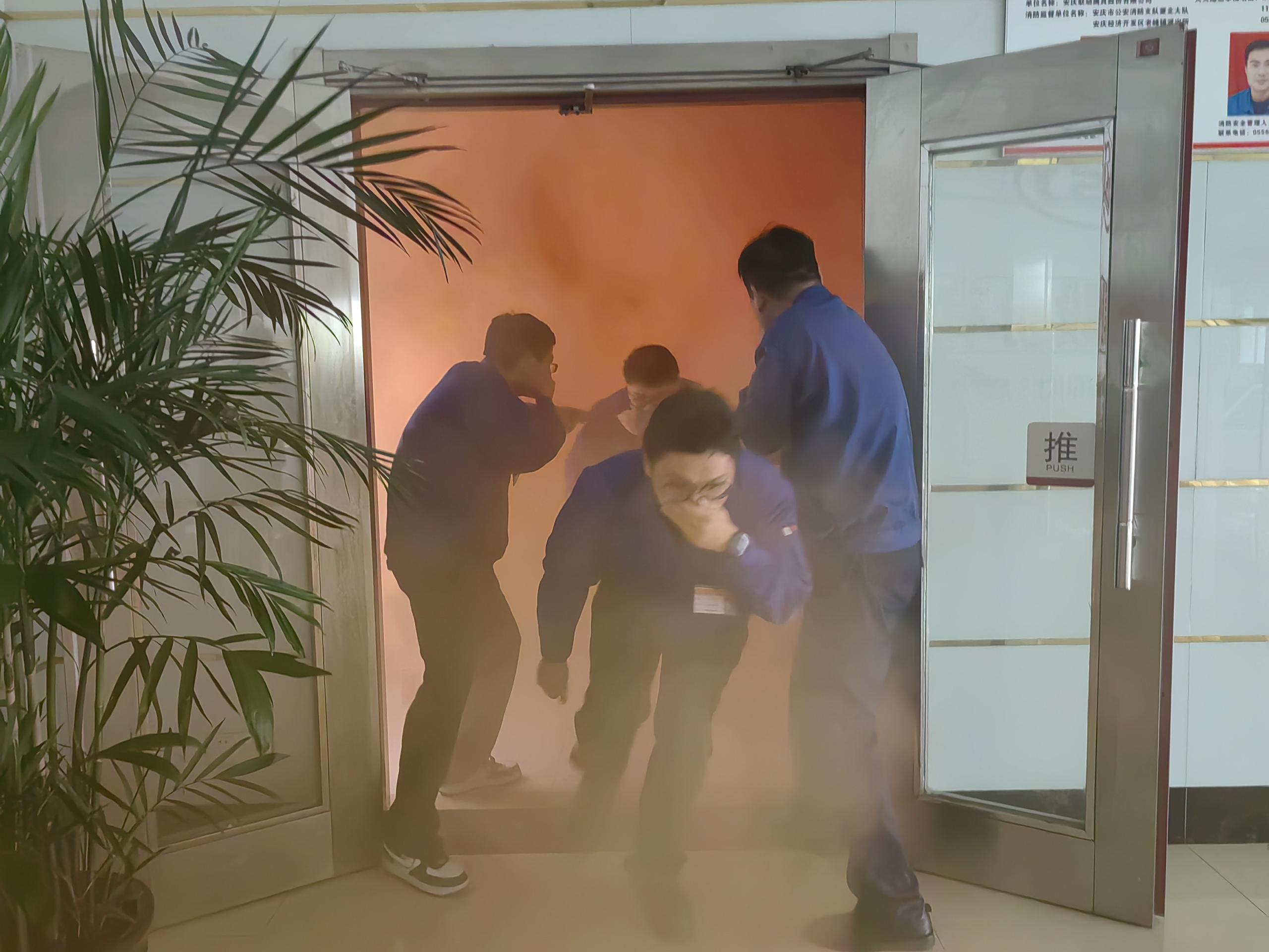 5.消防應急演練.jpg 5.消防應急演練.jpg